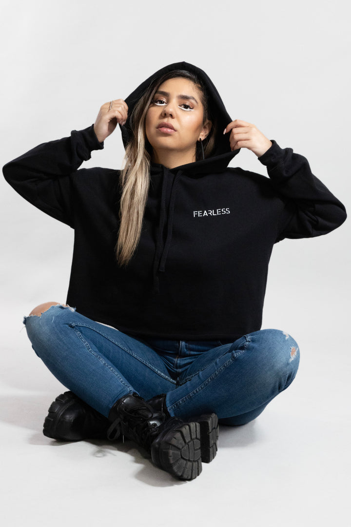 Sweat noir court avec ourlet brut et broderie FEARLESS