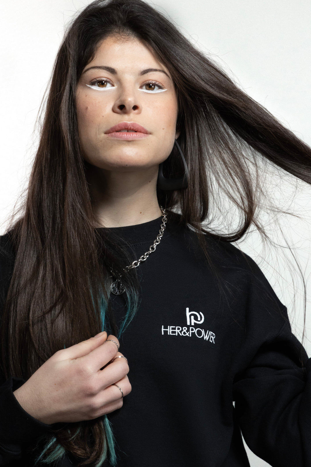 Sweat noir femme HER&POWER – Confort et style épuré quotidien